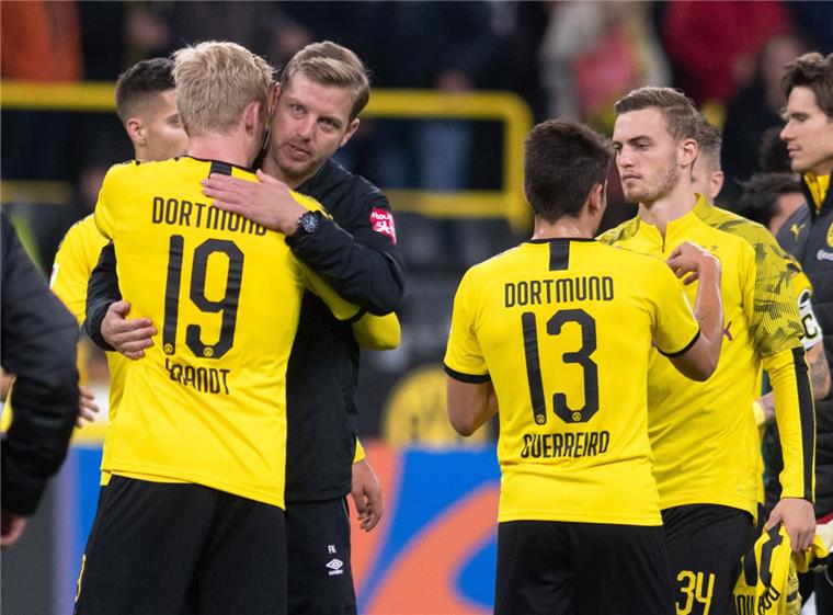 Werder-Trainer Florian Kohfeldt dementiert BVB-Gerüchte Werder Bremens Trainer Florian Kohfeldt (zweiter von links) mit Julian Brandt von Borussia Dortmund.