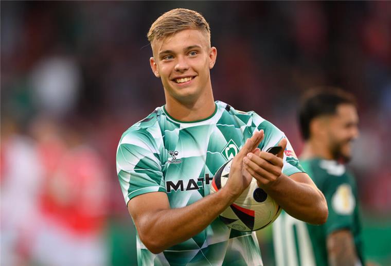 Werder setzt auch in Augsburg auf Keke Topp Bremens dreifacher Torschütze Keke Topp steht mit dem Spielball nach Abpfiff auf dem Feld.