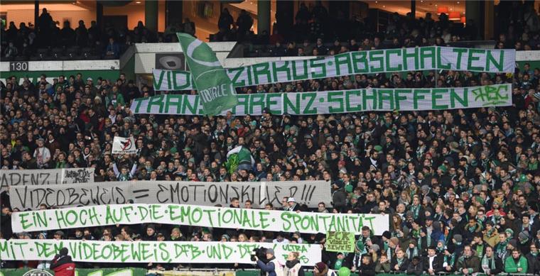Das sind die besten Fußballsprüche des Jahres Werder-Fans halten Banner gegen den Videobeweis hoch.
