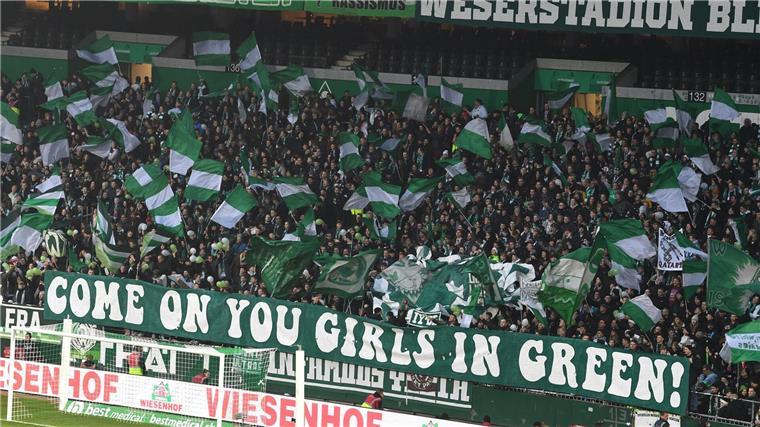 Werder-Fans unterstützen ihre Frauen-Mannschaft im Weserstadion.