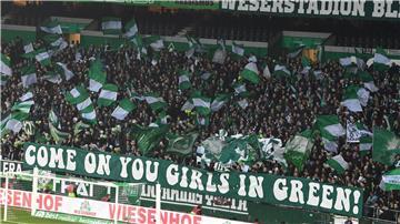 Werder-Fans unterstützen ihre Frauen-Mannschaft im Weserstadion.