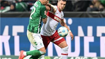 Werder-Kapitän Marco Friedl im Zweikampf mit Stuttgarts Torschütze Ermedin Demirovic.
