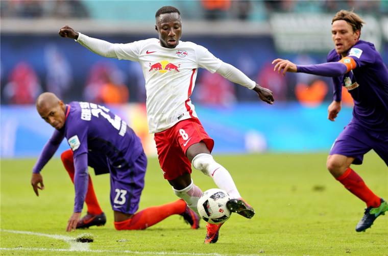 Werder kassierte in Leipzig eine Niederlage. Hier setzt sich Naby Keita gegen Theodor Gebre Selassie (links) und Clemens Fritz durch und schießt kurz darauf das 1:0 für den Aufsteiger. Foto Woitas/dpa 