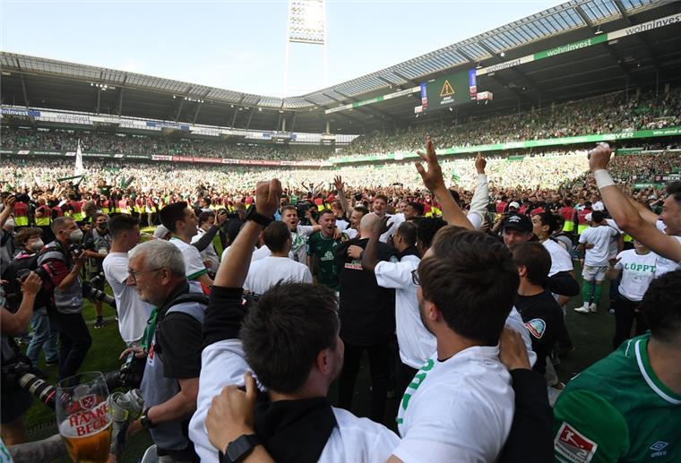Werder Spieler feiern am 15.5.2022 den Aufstieg. 