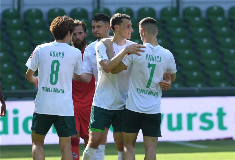 Werder-Spieler wie Yuya Osako (von links), Milos Veljkovic, Maximilian Eggestein und Milot Rashica sollen demnächst Corona-Klauseln in den Verträgen haben.