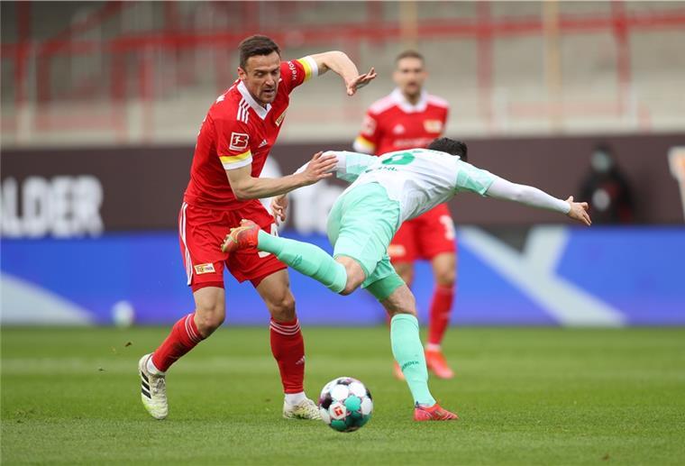 Werder stolpert bei Union: Bremens Kevin Möhwald hat in dieser Spielszene gegen Berlins Christian Gentner (links) keine Chance.