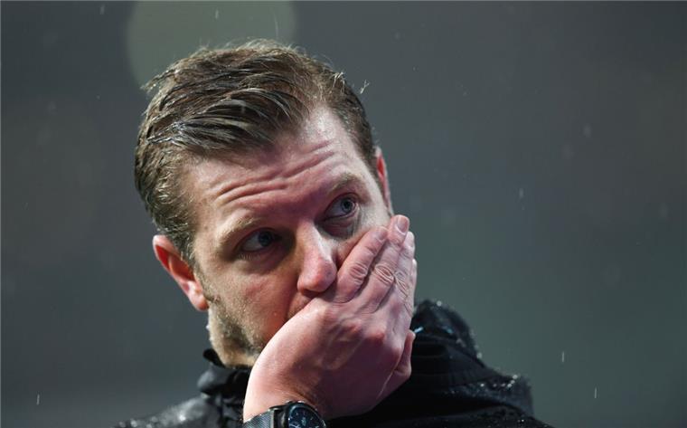 Werder steckt mitten in einer Krise Werder-Trainer Florian Kohfeldt macht einen frustrierten Eindruck.