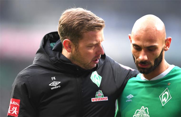 Werder verliert gegen Hoffenheim Werder Trainer Florian Kohfeldt spricht mit Ömer Toprak auf dem Weg in die Halbzeit.