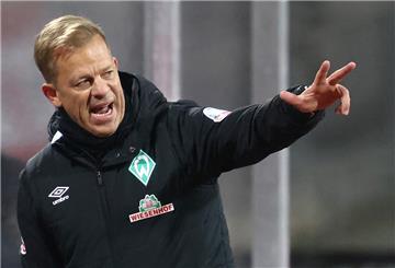 Fußball: 2. Bundesliga, 1. FC Nürnberg - Werder Bremen, 13. Spieltag im Max-Morlock-Stadion. Der Bremer Trainer Markus Anfang gestikuliert am Spielfeldrand