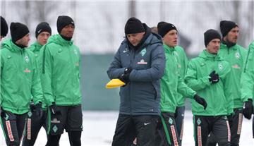 Werder-Trainer Viktor Skripnik bereitet sich mit den Grün-Weißen auf die Bundesliga-Rückrunde vor. Foto Jaspersen/dpa 