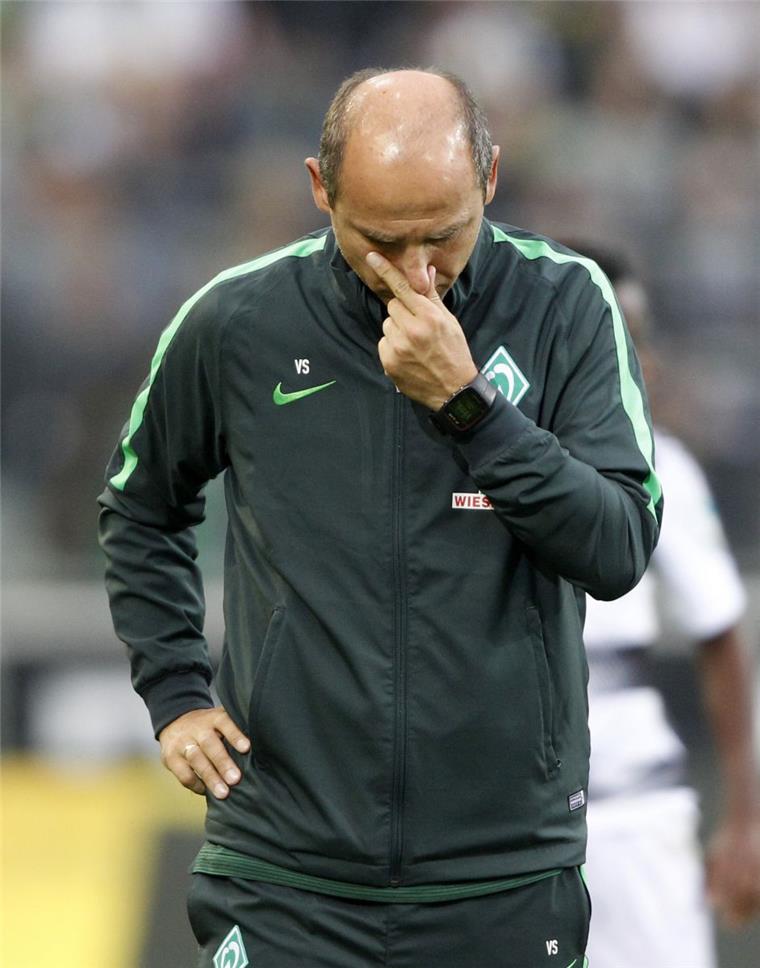 Werder-Trainer Viktor Skripnik ist sichtlich niedergeschlagen. 