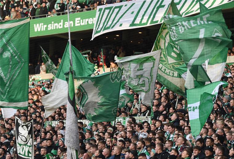 Werder verstärkt sich mit Kaderplaner Jahns aus Salzburg Fußball, Bundesliga, 15. Spieltag, Werder Bremen - RB Leipzig, wohninvest Weserstadion: Die Fans von Werder vor Spielbeginn.