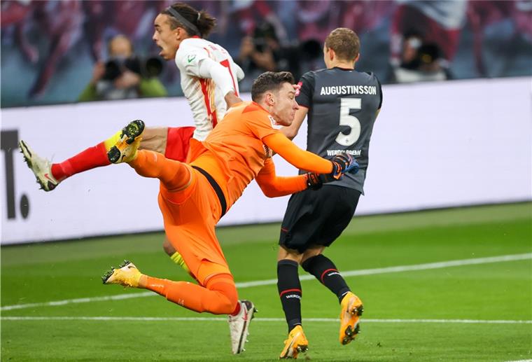 Bundesliga: Werders Sieglos-Serie geht weiter Werder wehrt sich immerhin: Bremens Torwart Jiri Pavlenka rettet hier vor Leipzigs Yussuf Poulsen (links), rechts Bremens Ludwig Augustinsson.