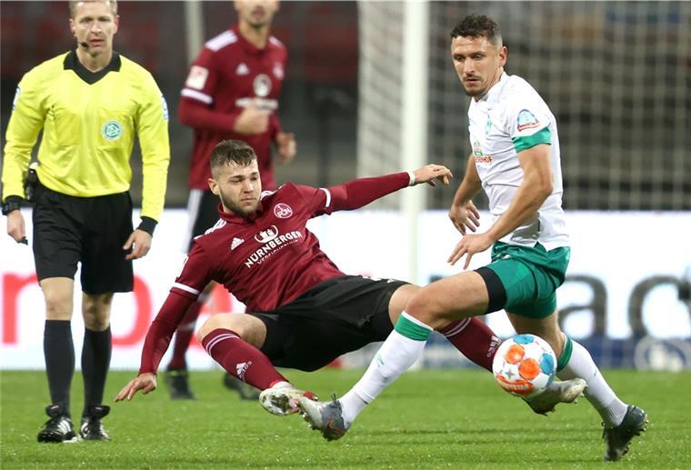 Fußball: 2. Bundesliga, 1. FC Nürnberg - Werder Bremen, 13. Spieltag im Max-Morlock-Stadion. Der Nürnberger Erik Shuranov (M) kämpft mit dem Bremer Milos Veljkovic um den Ball. 