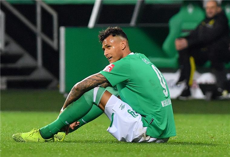 Werder gegen Abstiegsregel: Heftiger Streit um Saisonabbruch Werders Davie Selke im Spiel gegen Dortmund.