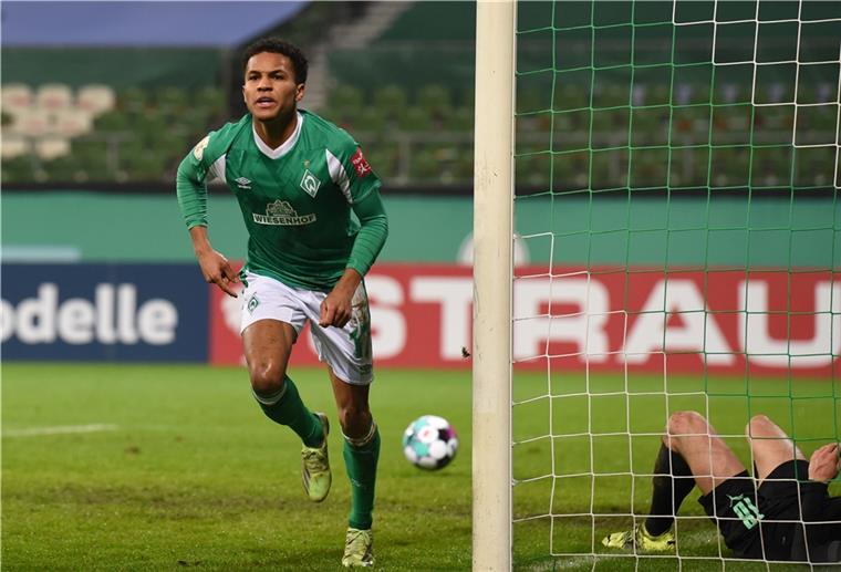 Werder: Erleichterung nach dem 2:0 gegen Fürth Fußball: DFB-Pokal, Werder Bremen - SpVgg Greuther Fürth, Achtelfinale im Wohninvest Weserstadion. Werders Felix Agu jubelt über sein Tor zum 2:0, im Tor liegt Fürths Marco Meyerhöfer.