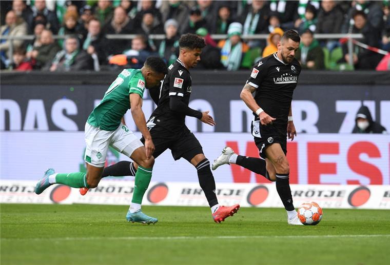 1:1 - Werder quält sich gegen den SV Sandhausen Werders Felix Agu (links) kämpft gegen Sandhausens Chima Okoroji und Pascal Testroet (rechts) um den Ball.