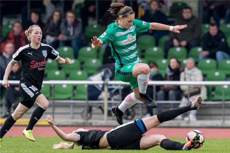Werders Giovanna Hoffmann kämpft um jeden Ball. Foto imago