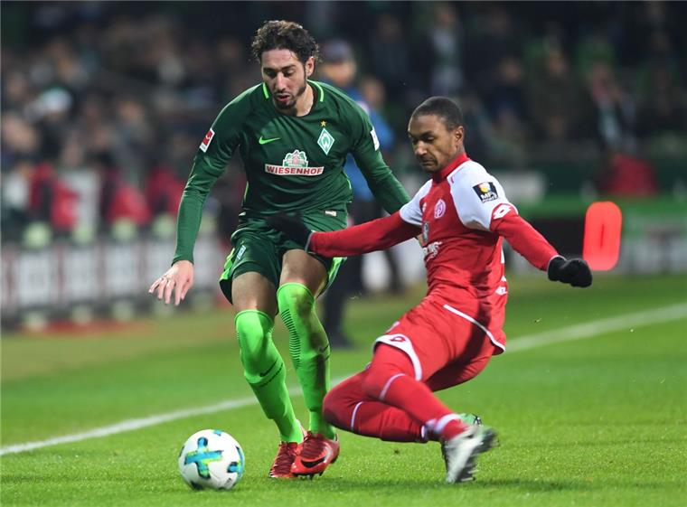 Werder Bremen verspielt Sieg gegen Mainz Werders Ishak Belfodil kämpft gegen Mainz Abdou Diallo um den Ball.