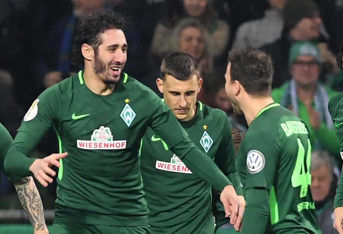 Werders Ishak Belfodil (links) jubelt nach seinem Tor zum 1:0 mit Maximilian Eggestein und Philipp Bargfrede.