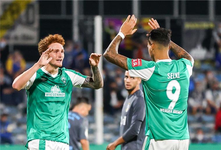 Werders Josh Sargent (links) jubelt mit Davie Selke nach seinem Treffer zum 1:0.