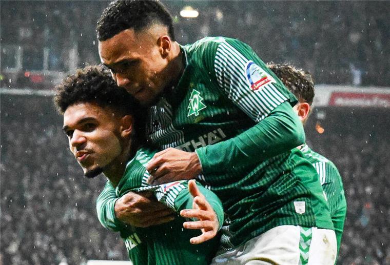Justin Njinmah trifft und sichert Werder Bremen den Punkt gegen RB Leipzig Werders Justin Njinmah wird nach seinem Treffer von seinen Teamkollegen geherzt.