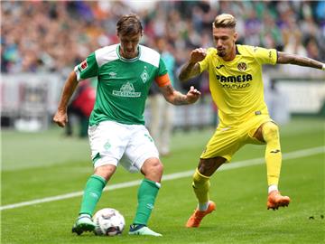 Werders Kapitän Max Kruse  (links, im Zweikampf mit Villarreals Samu Castillejo) brachte die Bremer in der 25. Minute in Führung.