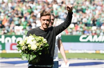 Werders Kapitän Max Kruse wurde vor dem letzten Spieltag mit Blumen verabschiedet.