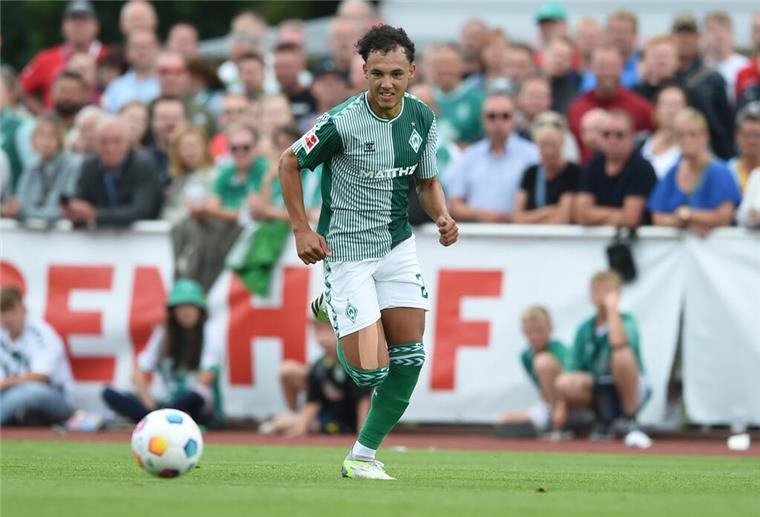 Werder stellt Abwehrspieler Buchanan vom Trainingsbetrieb frei Werders Lee Buchanan am Ball.