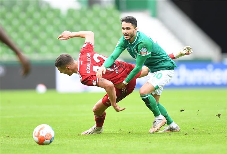 Vierter Sieg unter Coach Werner: Werder stürmt auf Platz drei Werders Leonardo Bittencourt kämpft gegen Düsseldorfs Kristoffer Peterson um den Ball.