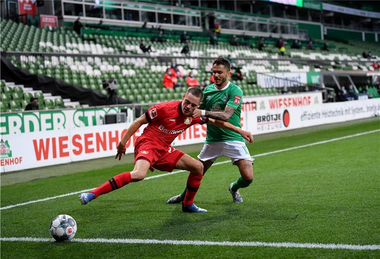 Werder kassiert Heimpleite gegen Leverkusen Werders Leonardo Bittencourt (rechts) im Zweikampf gegen Leverkusens Florian Wirtz.