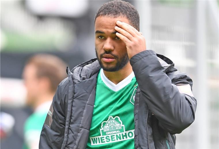 Werders Mbom trifft eine wichtige Entscheidung Werders Manuel Mbom, dunkelhäutiger Fußballer in einem grünen Trikot