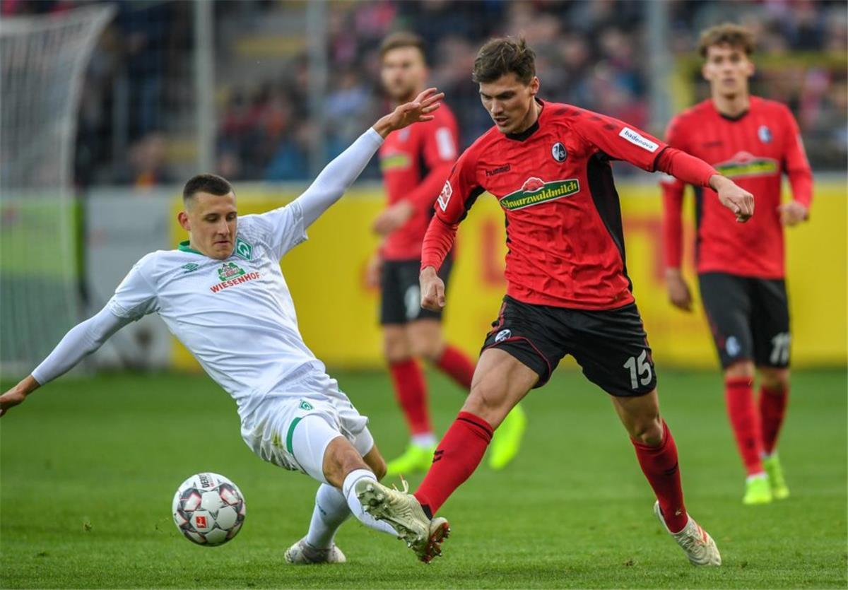 Werders Maximilian Eggestein (links) und Pascal Stenzel von Freiburg kämpfen um den Ball.