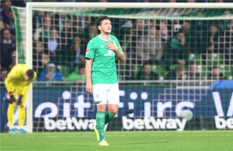 0:5-Klatsche: Werder verliert Kellerduell gegen Mainz Werders Milos Veljkovic nach seinem Eigentor zum 0:2. Im Hintergrund Torwart Jiri Pavlenka.