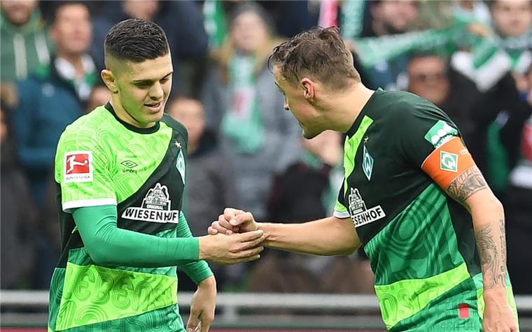 So macht Werder Bremen kurzen Prozess mit Augsburg Werders Milot Rashica (links) mit Max Kruse nach seinem Tor zum 3:0.
