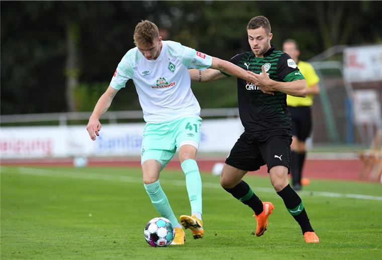 Werders Nick Woltemade kämpft in einem Testspiel gegen Groningens Gabriel Gudmundsson um den Ball. Nun hat Werder den Vertrag mit dem Talent verlängert.
