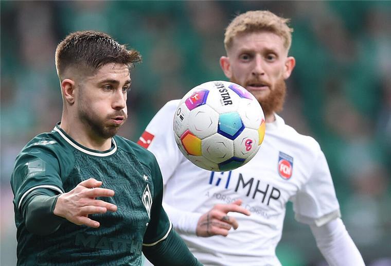 Heidenheim crasht die Bremer Geburtstagsparty Werders Romano Schmid (links) macht dicke Backen.
