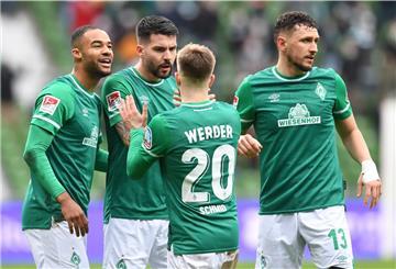 Werders Romano Schmid (Mitte), Milos Veljkovic (recht) und Manuel Mbom (links) feiern mit dem Torschützen Anthony Jung das 2:1.