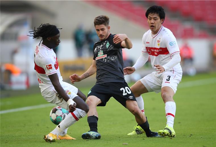 Werders Romano Schmid wird in die Zange genommen.