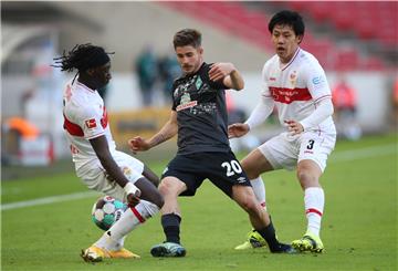 Werders Romano Schmid wird in die Zange genommen.