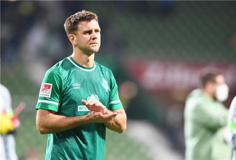 Nach Wortgefecht: Werder Bremen stellt Niclas Füllkrug frei Niclas Füllkrug geht über den Platz.