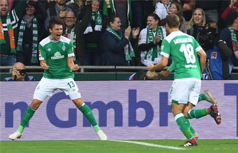 Platz 2! Werder Bremen schlägt Berlin 3:1 Werders Torschütze zum 2:0 Milos Veljkovic (links) jubelt mit Niklas Moisander.