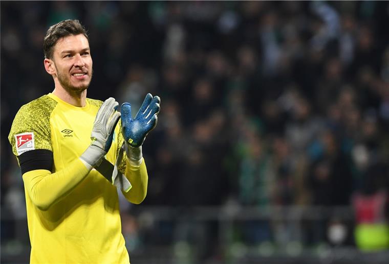Werder-Torwart Pavlenka stellt Vertragsverlängerung in Aussicht Werders Torwart Jiri Pavlenka feiert den Sieg.