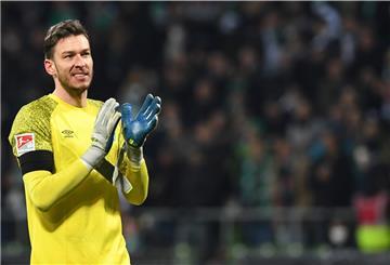 Werders Torwart Jiri Pavlenka feiert den Sieg. 