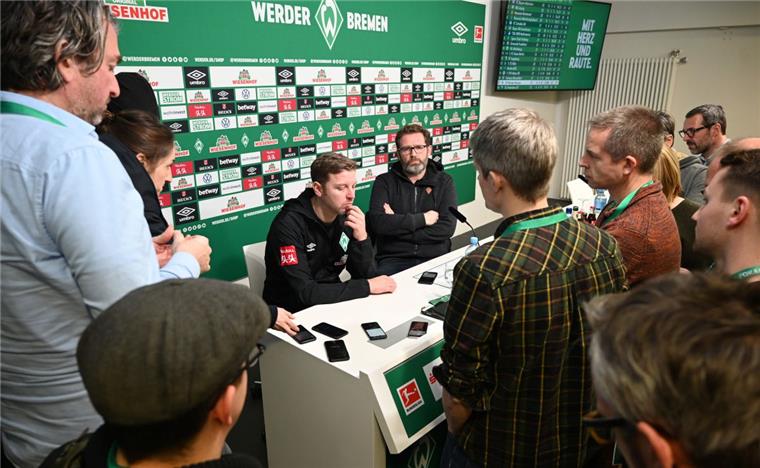 Werder Bremen denkt vor Leipzig-Spiel über Kurz-Trainingslager nach Werders Trainer Florian Kohfeldt stellt sich nach der Pressekonferenz den Fragen der Journalisten.