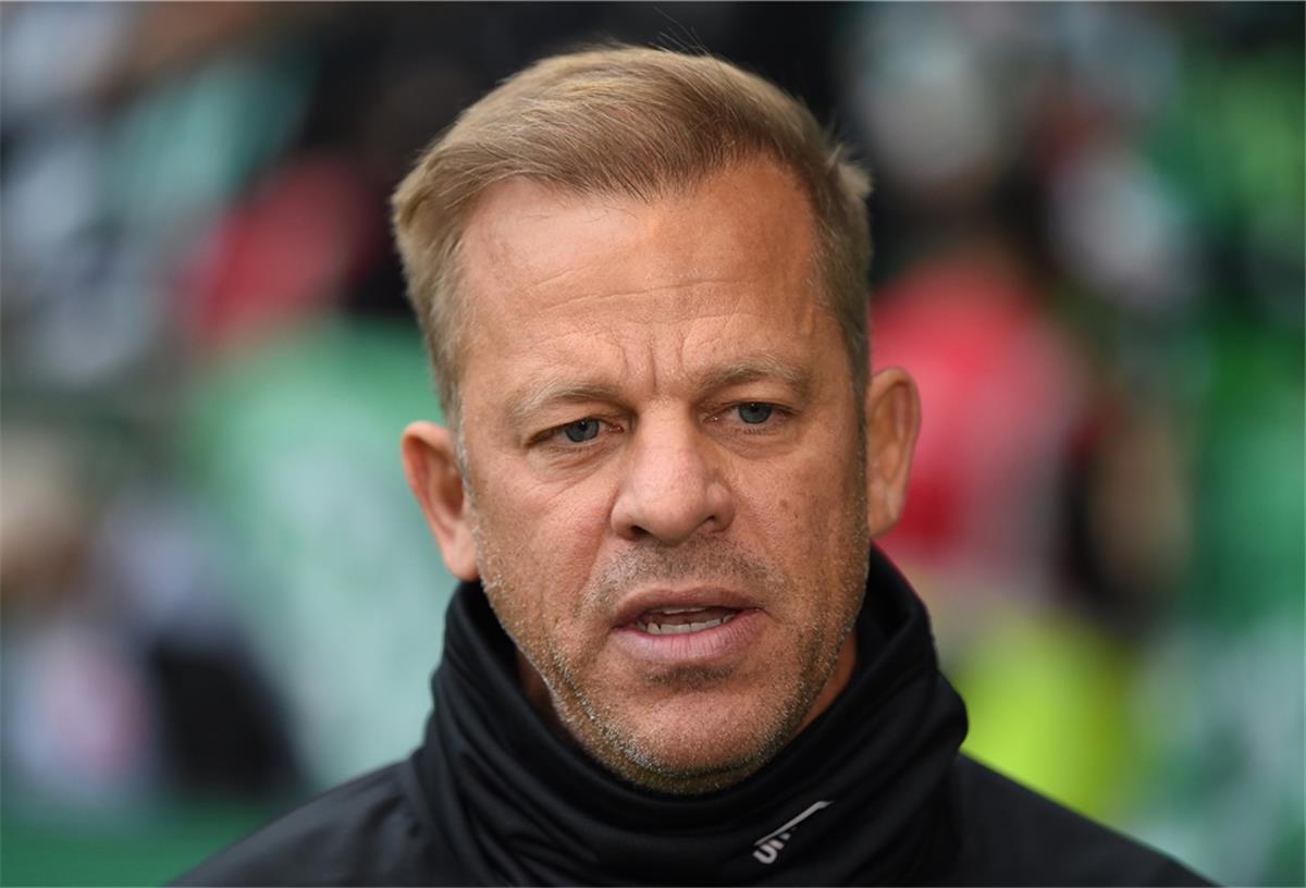 Werders Trainer Markus Anfang ist zurückgetreten. Damit reagierte der 47-Jährige auf staatsanwaltschaftliche Ermittlungen. Es besteht der Verdacht, dass Anfang ein gefälschtes Impfzertifikat benutzt haben soll.