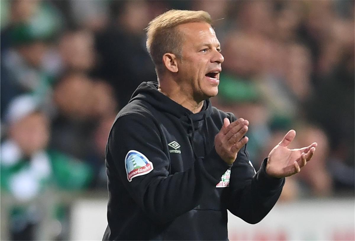 Werders Trainer Markus Anfang und seine Mannschaft fliegen im Winter nach Spanien.