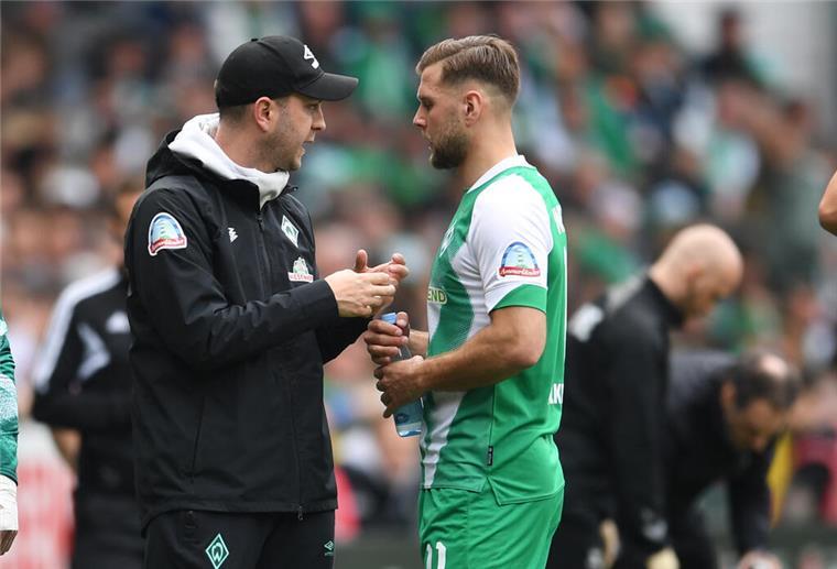 Werder-Trainer Werner will Füllkrug und Ducksch in Bremen halten Werders Trainer Ole Werner spricht mit Niclas Füllkrug (r).