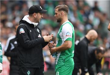 Werders Trainer Ole Werner spricht  mit Niclas Füllkrug (r).