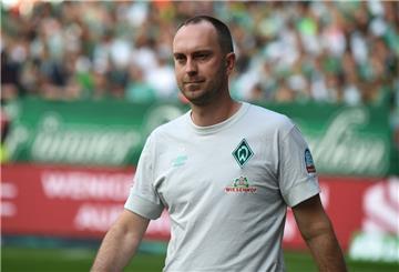 Werders Trainer Ole Werner geht zum Interview.